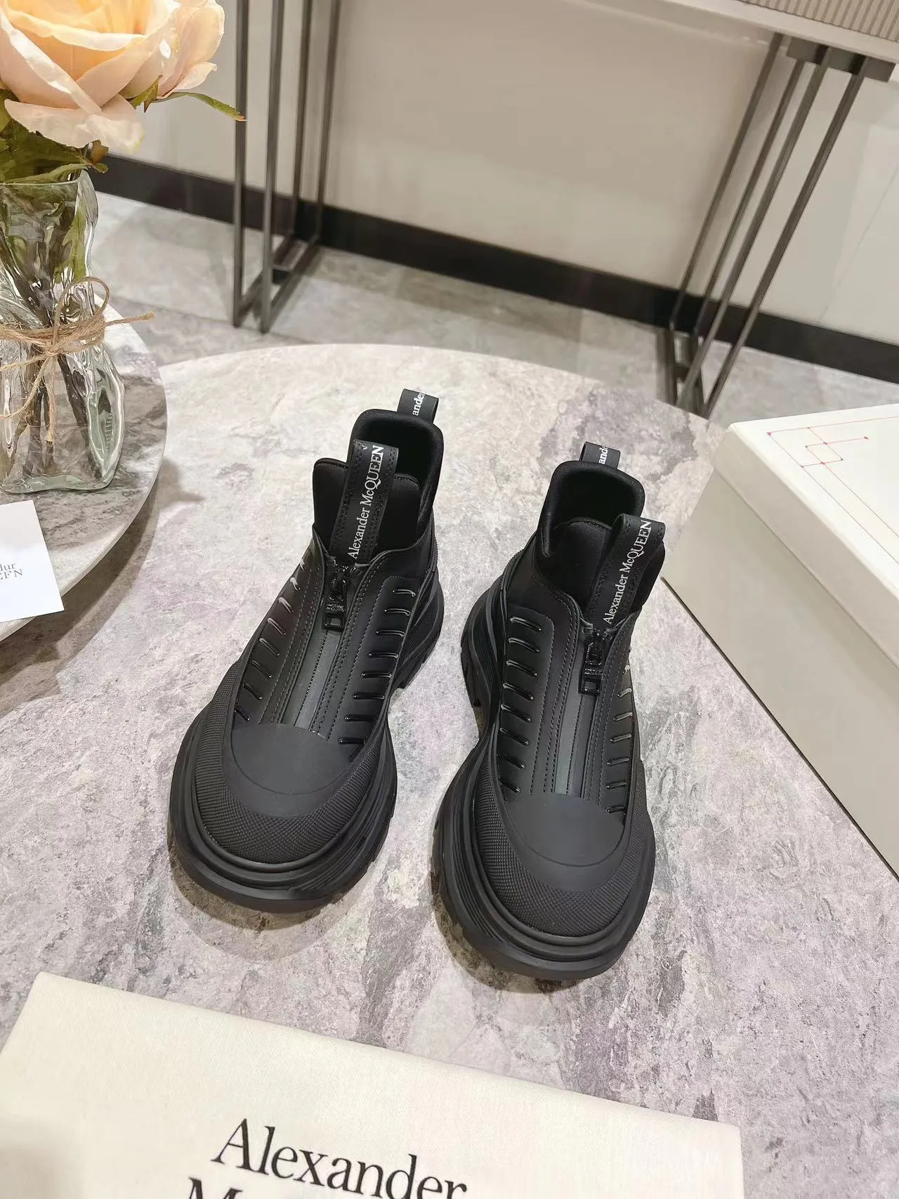 👟👟Ex-factory price 600👟👟 Men's size +10 2023 McQueen classic hot style, top version! ALEXANDERAIexanderMcQUEEN✅ has been certified. The latest 2023 counters will be launched at the same time, international T stage catwalk models. 💯Purchased from top ZP, the original version is 1:1 customized, perfectly reproduced, embellished with waterproof zippers on off-road inspired clothing, with imported anti-wear super soft sock cuffs, 3D glue bright strips, excellent comfort, outsole: original TPU double-layer combination outsole. Fabric: Imported silk cow leather Lining: Imported super soft Lycra/space cloth Foot pads: Imported silk sheepskin Size: 35-40 for women, 39-45 for men. Color: all black, black and white, all white, (add 10 for men’s model)